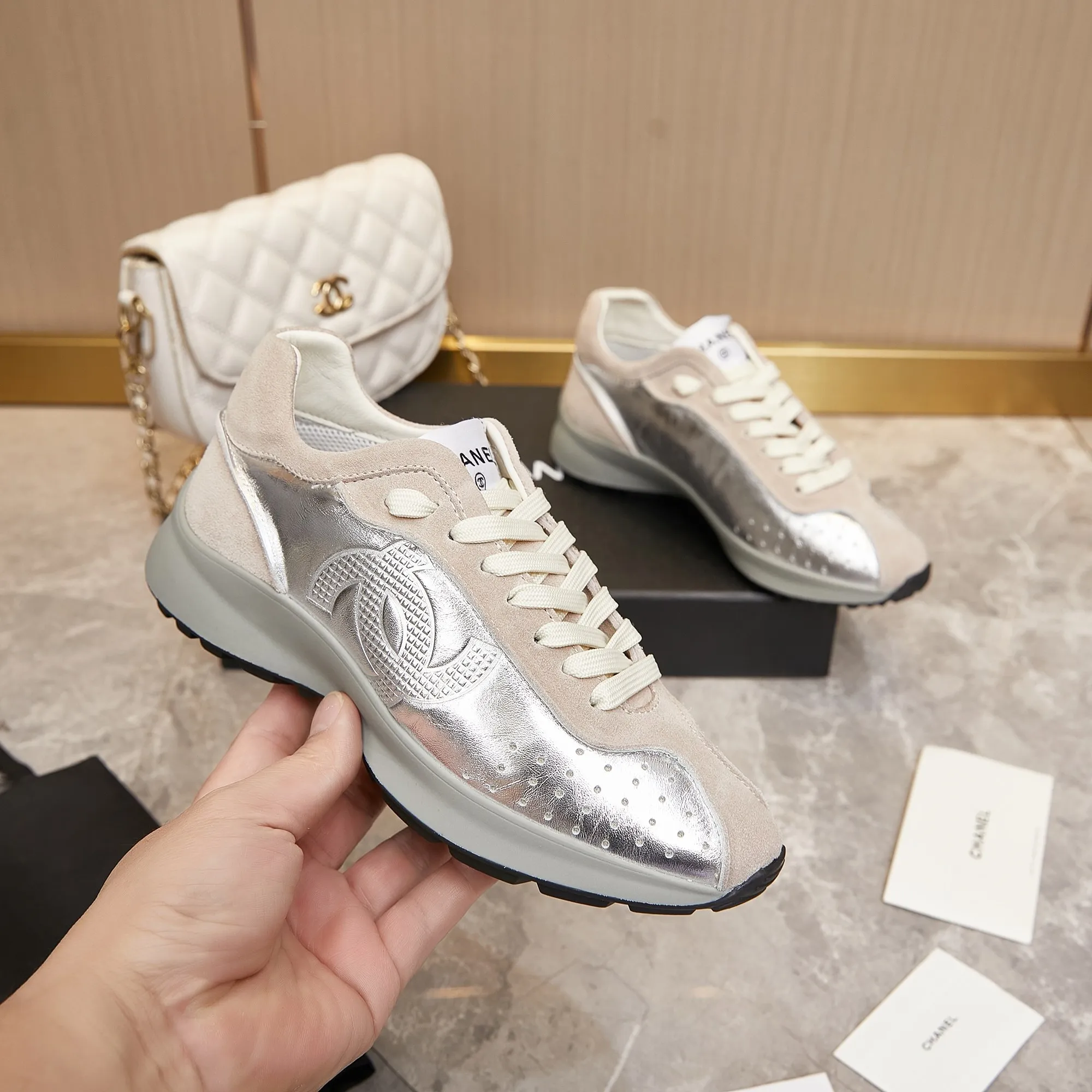 👟👟Ex-factory price 560👟👟 Chanel Grandma 2024 counter top casual sports shoes This classic design; the upper is electro-embroidered with a variety of techniques; the outsole is fashionable and sporty; it is unusual to incorporate a variety of color matching elements... The diversified mix and match is very good-looking and versatile, casual, fashionable, sports and outdoor can be taken into account... ꫛꫀꪝ Go➫ Material: ❶Upper is made of: Original imported high silk cow suede + small fragrance fabric ❷Inner lining: original imported breathable sheepskin lining ❸Outsole based on: original TPU combination outsole Special counter boutique packaging complete set for women 35–41